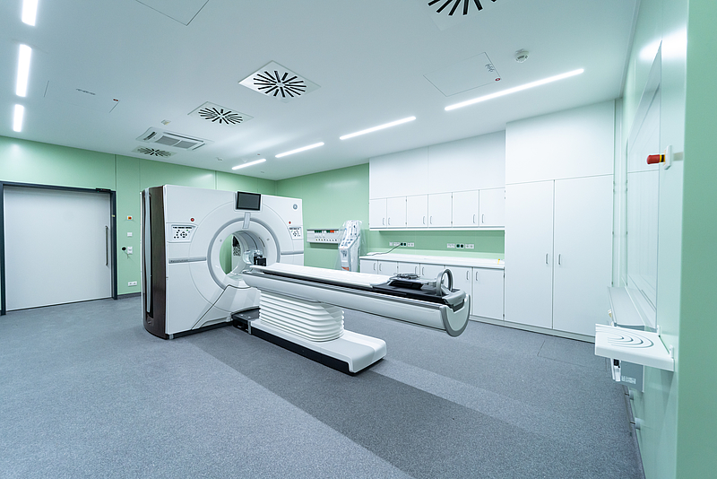 Blick in einen Untersuchungsraum mit einem CT-Gerät, ct uni rostock