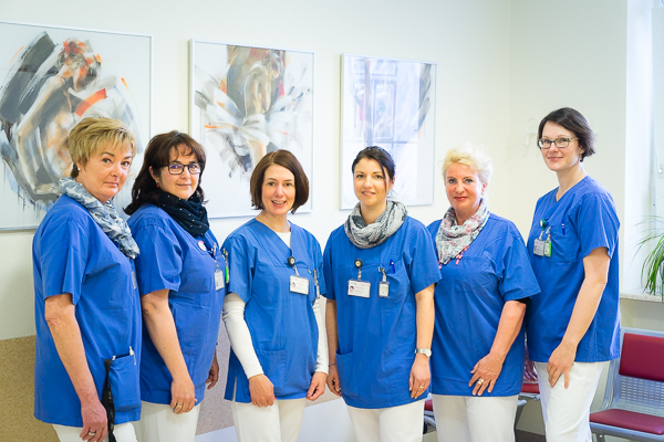 Gruppe von 6 Frauen in blauer Dienstkleidung in einem Raum der Radiologie Unimedizin Rostock