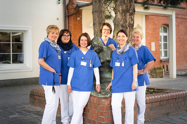 Gruppe von 6 Frauen in blauer Dienstkleidung auf einem Hof der Radiologie Unimedizin Rostock