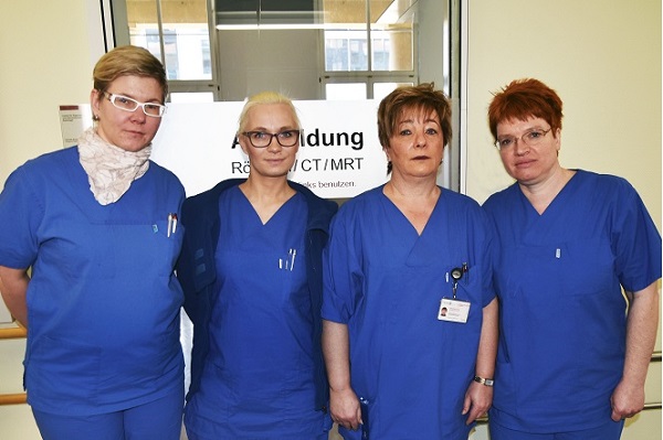 Gruppe von 4 Frauen in blauer Dienstkleidung in einer Anmeldung der Radiologie Unimedizin Rostock
