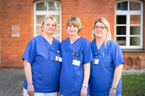 Gruppe von 3 Frauen in blauer Dienstkleidung in einer Anmeldung der Radiologie Unimedizin Rostock