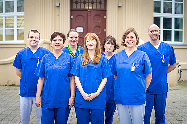 Gruppe von 7 Mitarbeitern in blauem Kasack, Radiologie Unimedizin
