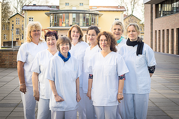 Gruppe von 8 Frauen in weißer Dienstkleidung auf einem Hof der Radiologie Unimedizin Rostock