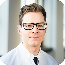 junger Arzt mit Brille, Radiologie Unimedizin Rostock