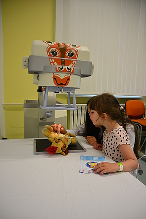Kind röntgt Kuscheltier in Spielzeugröntgengerät, radiologie rostock