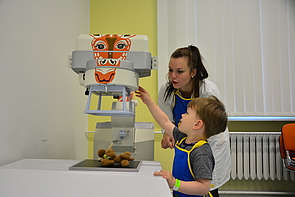 Junge röntgt mit Studentin Kuscheltier in Spielzeuggerät, radiologie rostock